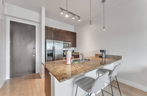Oak Lawn Apartment | High End 1BR apartment, Pool, Gym, Parking