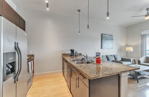 Oak Lawn Apartment | High End 1BR apartment, Pool, Gym, Parking