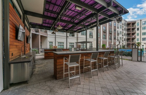 Oak Lawn Apartment | High End 1BR apartment, Pool, Gym, Parking