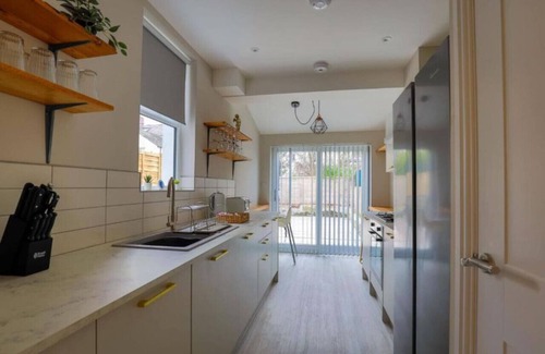 Riverside House | High End City Centre Parking Garden 4 beds