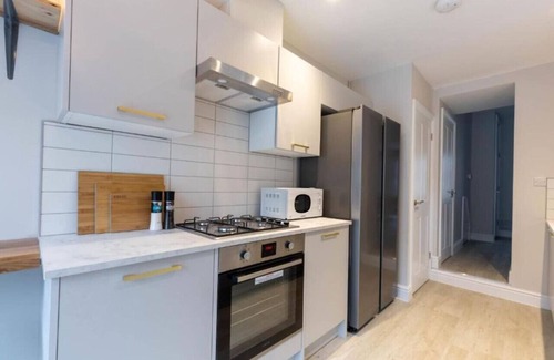 Riverside House | High End City Centre Parking Garden 4 beds
