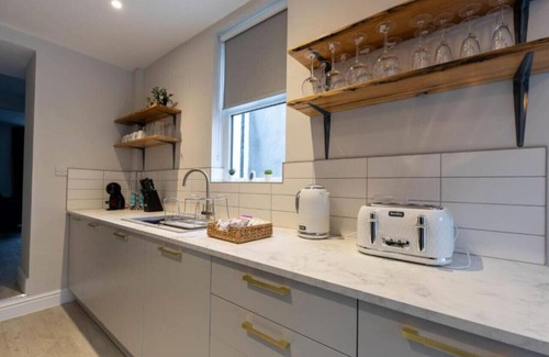 Riverside House | High End City Centre Parking Garden 4 beds