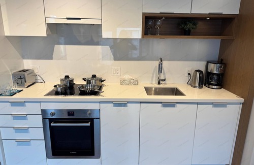 Southeast False Creek Condo | High end condo vacation home downtown Vancouver. Family friendly, new furniture