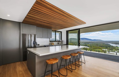 Crescent Head House | HIGH END FINISHES AND UNBEATABLE VIEWS!