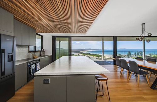 Crescent Head House | HIGH END FINISHES AND UNBEATABLE VIEWS!