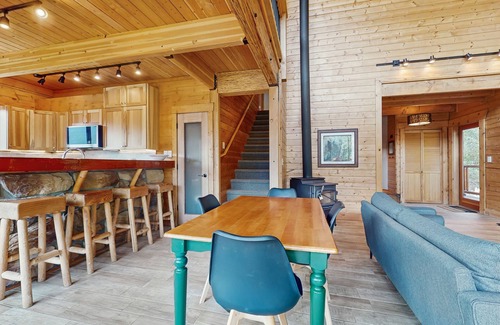 Hyak House | High-end ski-in/ski-out getaway with fast WiFi, large deck & more