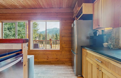 Hyak House | High-end ski-in/ski-out getaway with fast WiFi, large deck & more
