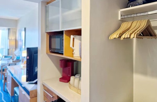Honolulu Apartment | High FL-31st Ala Moana Hotel Premium Double Room with Partial Ocean Views