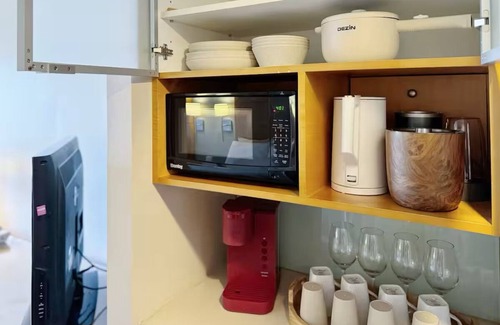 Honolulu Apartment | High FL-31st Ala Moana Hotel Premium Double Room with Partial Ocean Views