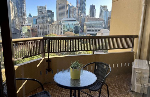 Darlinghurst Apartment | High Floor one bedroom apartment with park and city views