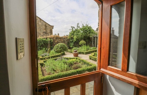 Appletreewick House | HIGH HALL, family friendly, with hot tub in Appletreewick