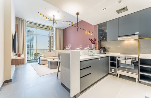 Jumeirah Lake Towers Apartment | High-Rise 1BR with Lake and City Views and Minutes to Metro, MBL Royal, JLT