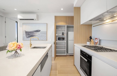 Box Hill Apartment | High-Rise 3-Bed Apartment with Premium Amenities