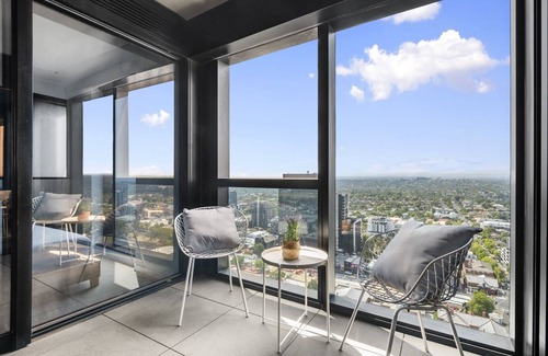 Box Hill Apartment | High-Rise 3-Bed Apartment with Premium Amenities
