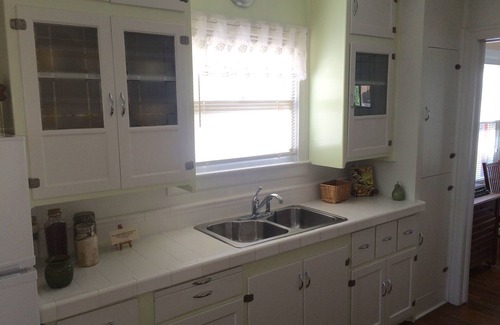 Historic Downtown District Cottage | High Street Cottage Artists' Garden Cottage Clean & Beautiful