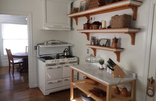 Historic Downtown District Cottage | High Street Cottage Artists' Garden Cottage Clean & Beautiful