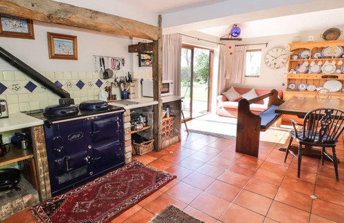 Stratford-upon-Avon Cottage | HIGHCROFT, pet friendly, with open fire in Stratford-Upon-Avon