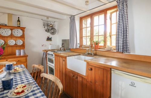 Helford Passage Cottage | HIGHER ROSKORWELL COTTAGE, pet friendly, with open fire in St Keverne