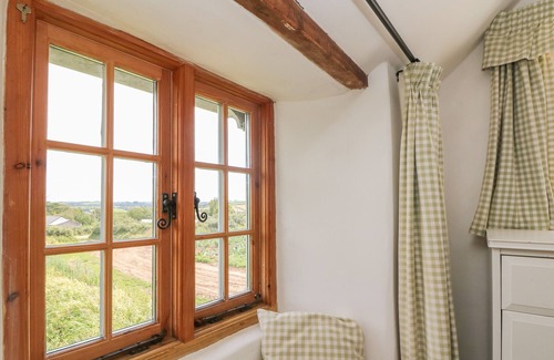 Helford Passage Cottage | HIGHER ROSKORWELL COTTAGE, pet friendly, with open fire in St Keverne