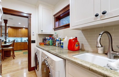 Eagle Rock House | Highest House in Highland Park | Private Hot Tub, Office & Chefs Kitchen