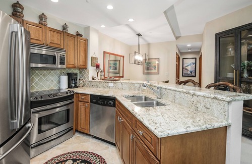 Highlands Townhomes Condo | Highlands Lodge #107: Best location for the ski school!