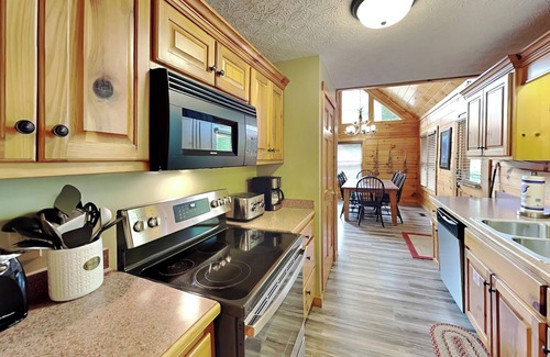 Black Bear Falls Cabin | Highpoint Escape | Game Room + Hot Tub & Serene Mtn Views!
