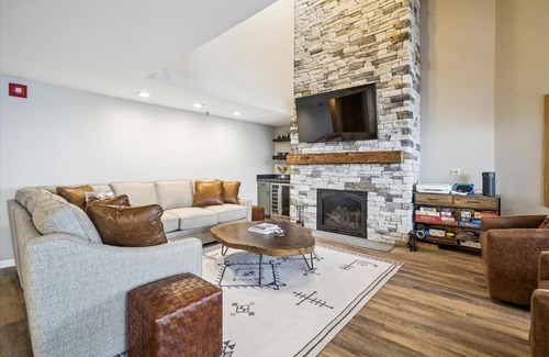 Central Vermont- Killington House | Highridge B7 Stylish 4BR Condo with Sauna, Hot Tub, Fireplace & Sports Center