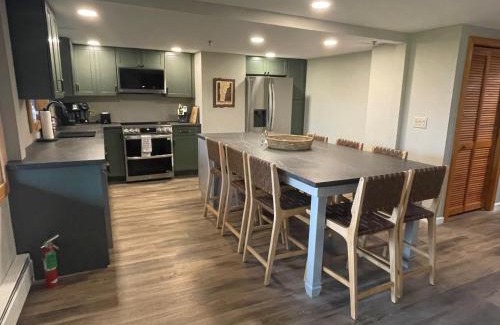 Central Vermont- Killington House | Highridge B7 Stylish 4BR Condo with Sauna, Hot Tub, Fireplace & Sports Center