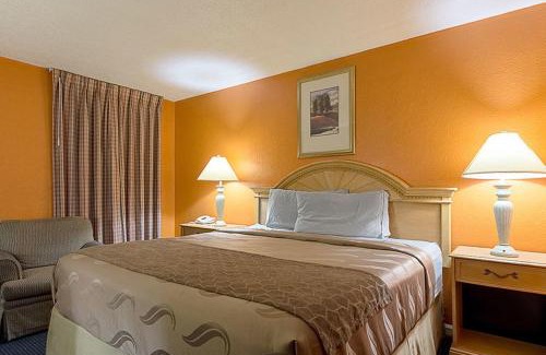 Paris Hotel | Highway Inn