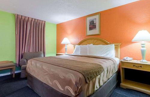 Paris Hotel | Highway Inn