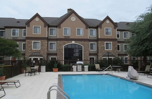 Vance Jackson Apartment | Hike the Natural Bridge Caverns! 2 Spacious Units, Kitchen, Free Breakfast, Pool