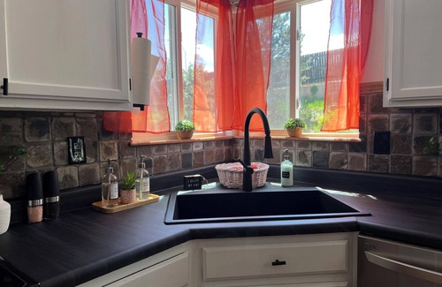 Mountain Shadows House | Hiking*Biking*Hot Tub*Fire Pit*Perfect Location