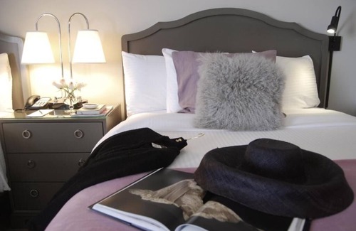 East Hollywood House | Hiking Break at Runyon Canyon Park! 2 Pet-friendly Rooms, Pool, Onsite Parking!