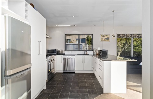 Albert Town House | Hikuwai Family Retreat - Albert Town Holiday Home