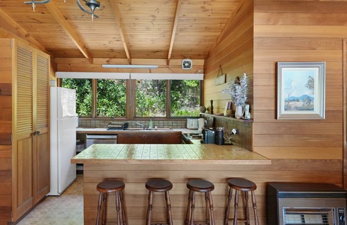 Merrijig House | Hil & Jack's - Cozy Cabin with Modern Twist | Seasonal Pool | Delatite River Frontage