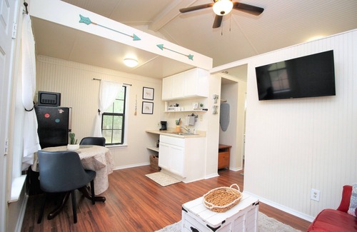Spring Branch Cottage | Hill Country Experience - Sun Valley Cottage - Short drive to Canyon Lake