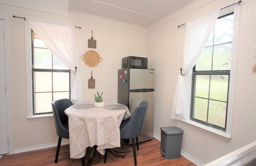 Spring Branch Cottage | Hill Country Experience - Sun Valley Cottage - Short drive to Canyon Lake