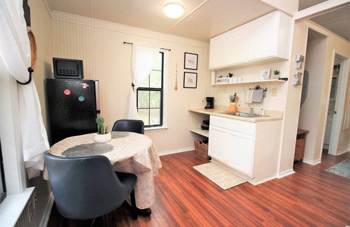 Spring Branch Cottage | Hill Country Experience - Sun Valley Cottage - Short drive to Canyon Lake