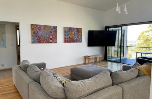 Nubeena House | Hill Top Retreat