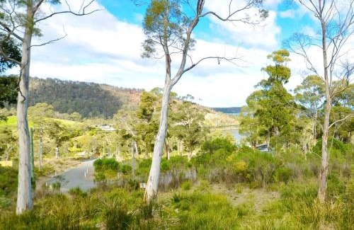 Nubeena House | Hill Top Retreat