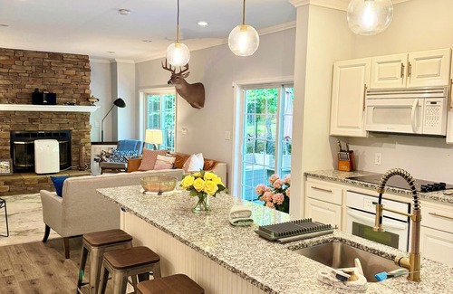 Prattsville House | Hill Top Villa - 6 bedroom, 4 bathrooms, hot tub, Movie Room, Windham 10min