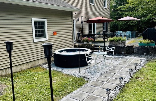 Prattsville House | Hill Top Villa - 6 bedroom, 4 bathrooms, hot tub, Movie Room, Windham 10min