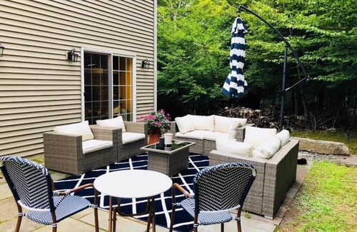 Prattsville House | Hill Top Villa - 6 bedroom, 4 bathrooms, hot tub, Movie Room, Windham 10min