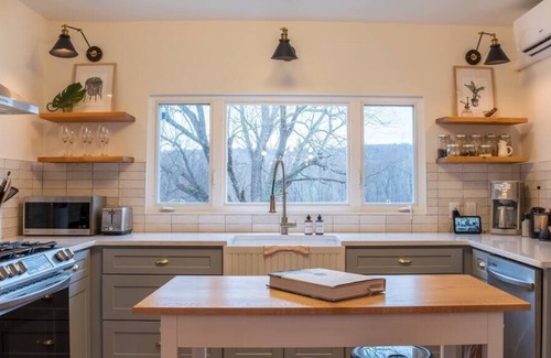 Hurley House | Hillcrest Cottage - Sunny & Stylish near Kingston