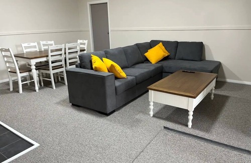 Hazelgrove House | Hillcrest Farm Stay affordable 2 bedroom apartment