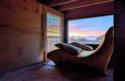Oakland Cottage | Hills Cottage with Panoramic Views & Hot Tub. Pet Friendly!