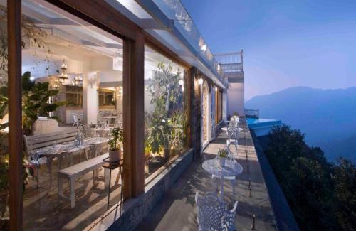 Thekkady Hotel | Hills & Hues