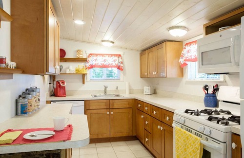 Hillsboro Village House | Hillsboro/Belmont Bungalow - Heart of Music City - walk to Vanderbilt & 12South