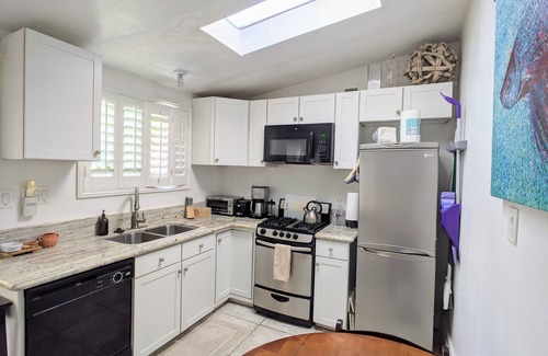 Beverly Glen Apartment | Hillside Bungalow near UCLA, Bel Air with Patio, Garden & Parking