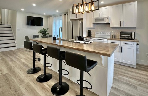 Port Stanley Cottage | Hillside Hideaway - Up By The Ravine w/5 Minute Walk to Little Beach